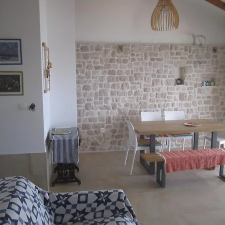 Jela * Rogoznica (Sibenik-Knin)